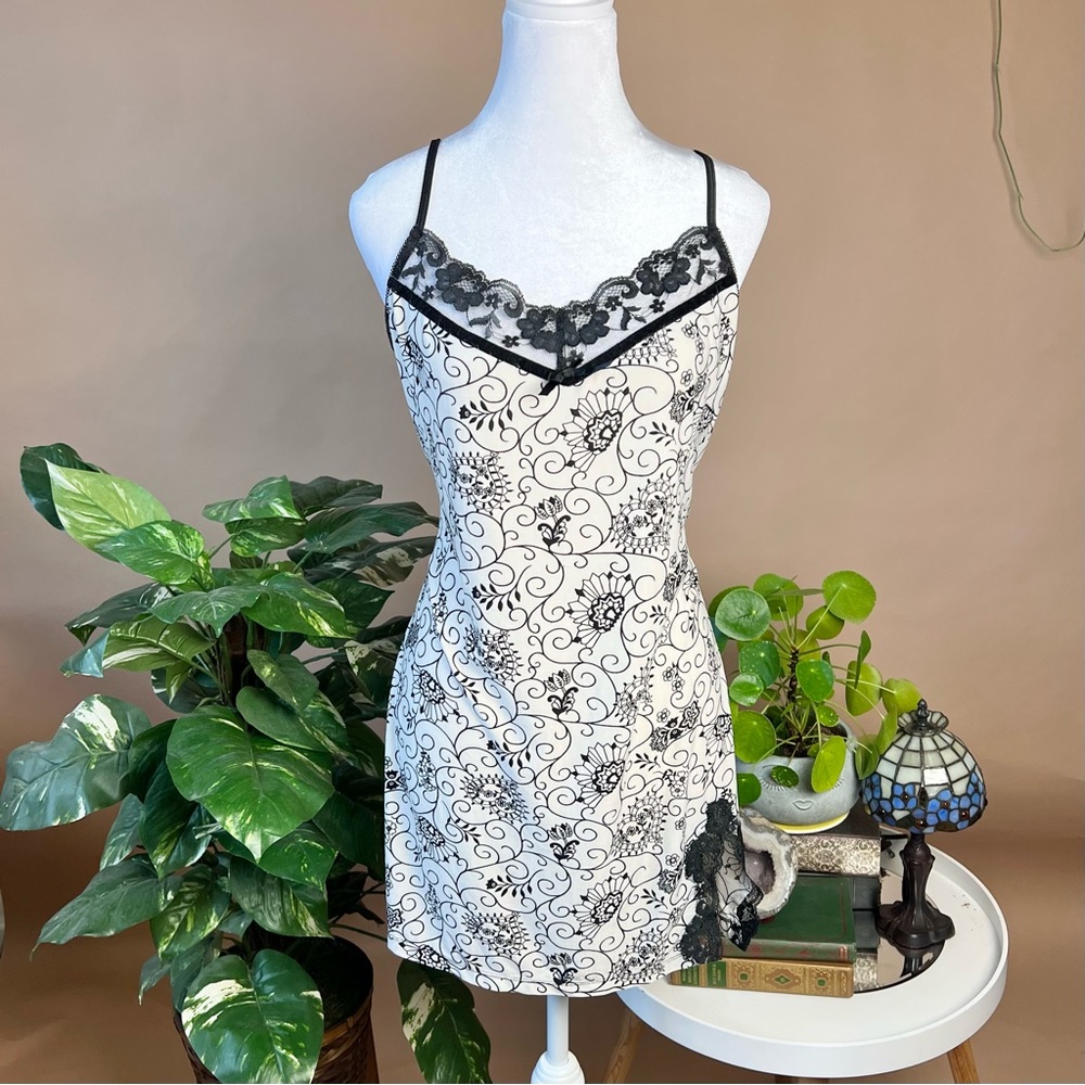 🖤 Black and white Bisou Bisou lingerie dress with floral heart design and lace